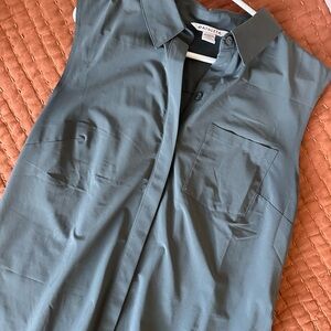 Athleta Dark Gray Sleeveless Button-Up Shirt